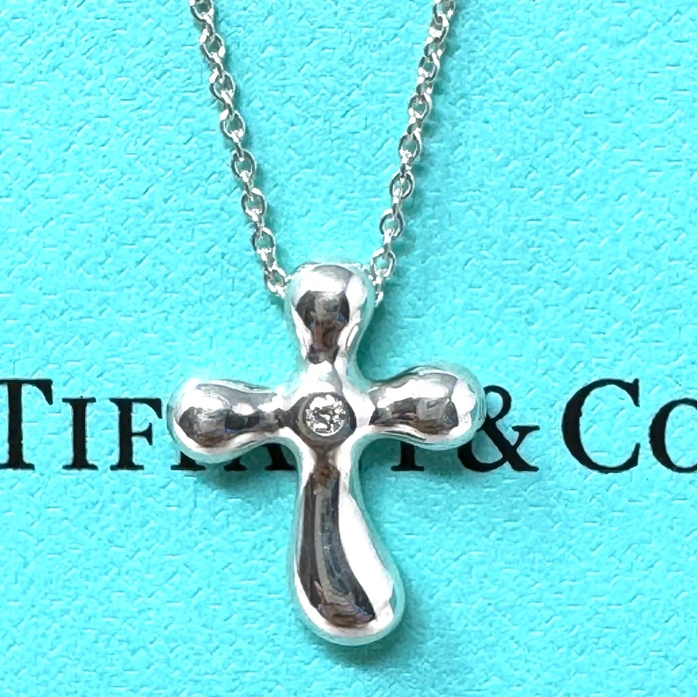 Authentic Tiffany & CO. Elsa Perettii 1P Diamond Cross Pendant necklace.
